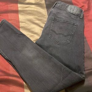These are American Eagle Men black faded jeans. Size 29x32.